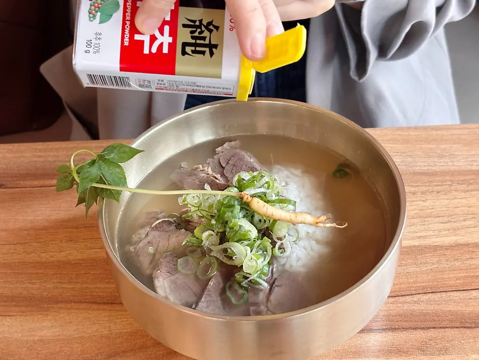 반찬과 함께 차려진 곰탕 한 상