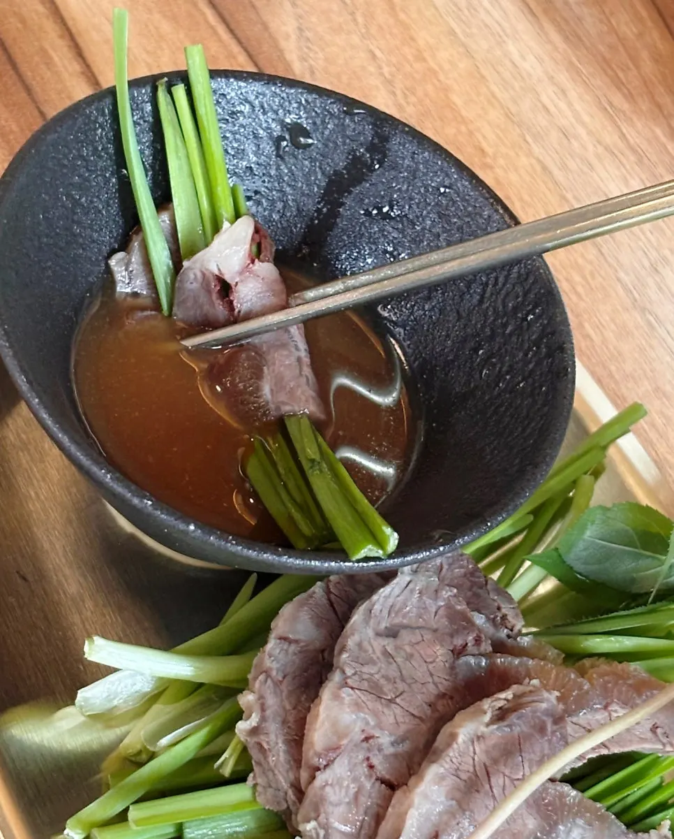 소스에 찍은 미니수육 한 점