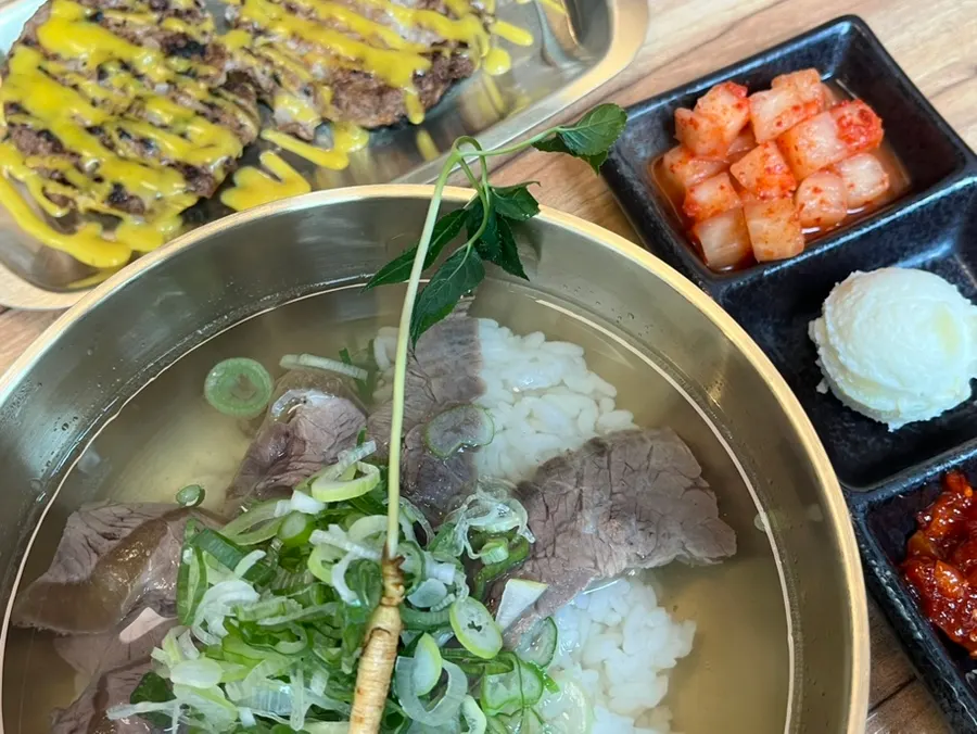 떡갈비 단면과 곰탕 곁들임