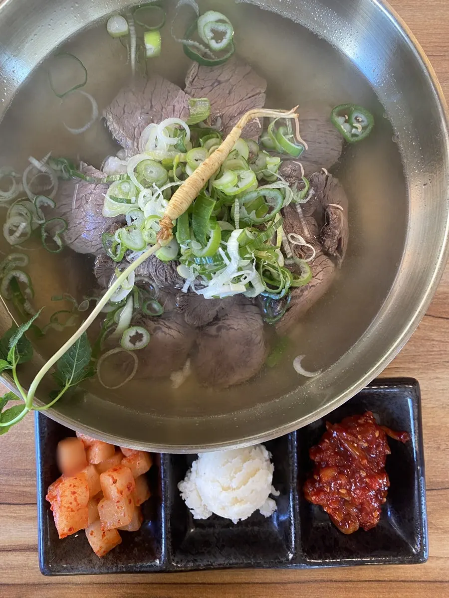 함께 차려진 한우곰탕과 한우 육회비빔밥 한 상