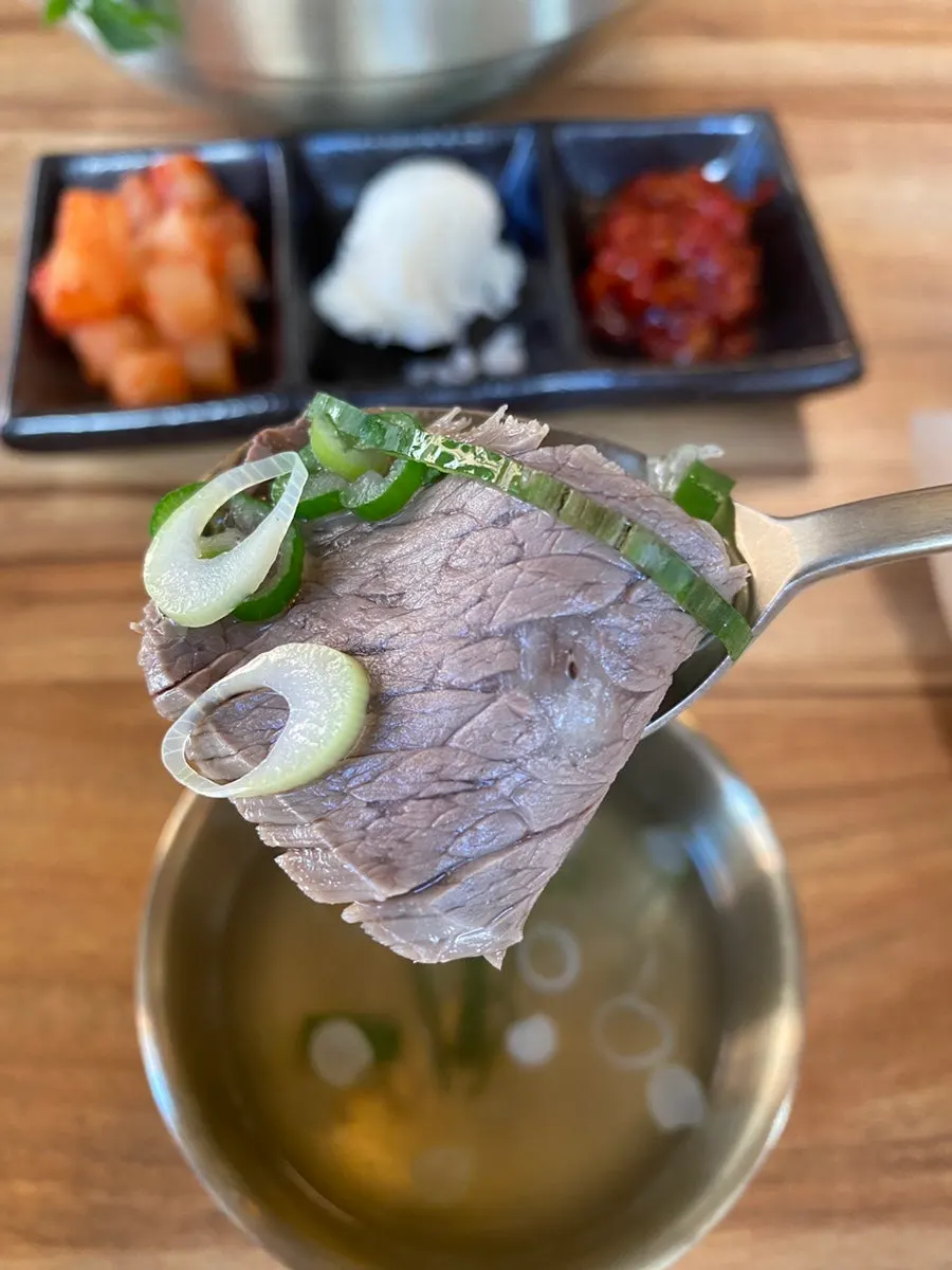 맑은 국물에 한우가 들어간 백리곰탕 한우곰탕