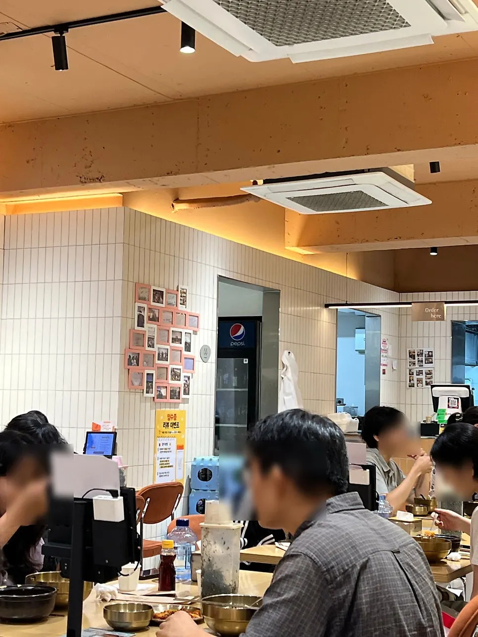 Seating arranged mostly in 2–4 person tables
