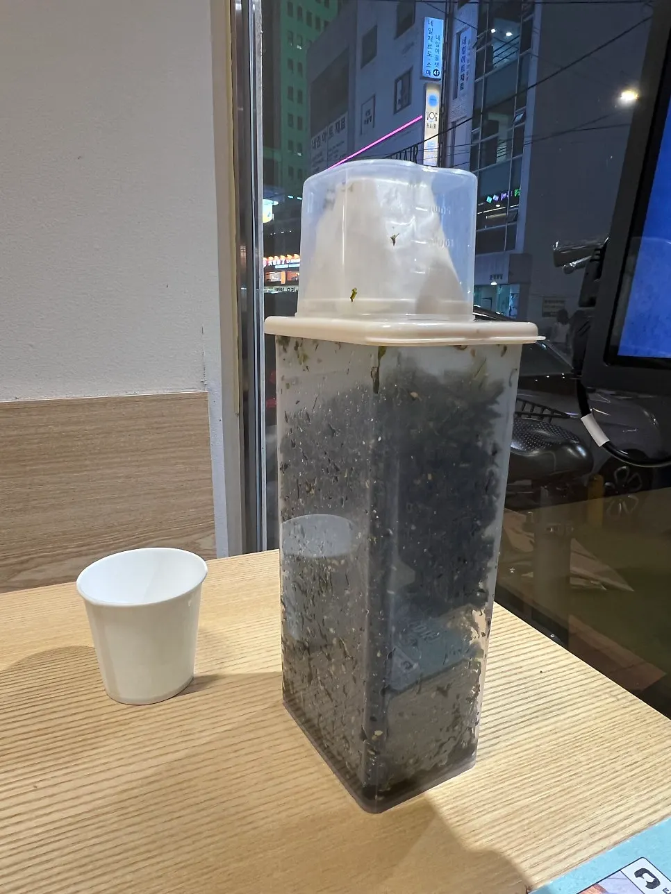 Jar of gim (seaweed flakes) placed on a table