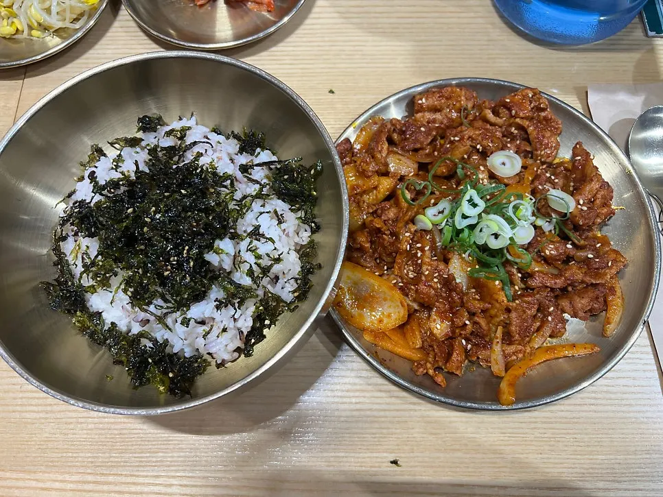 Rice topped with gim flakes and stew broth