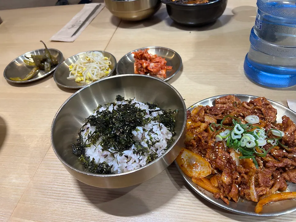 A spoonful of bulgogi placed on top of gim-rice