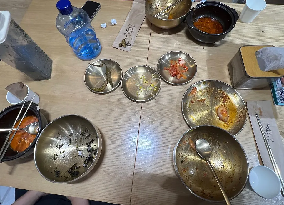 Stone pot and rice bowls emptied to the bottom