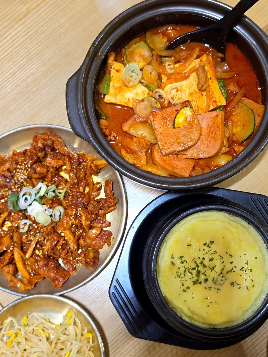 Mixing jjageuli with rice at Bap Jangin Hongdae Branch