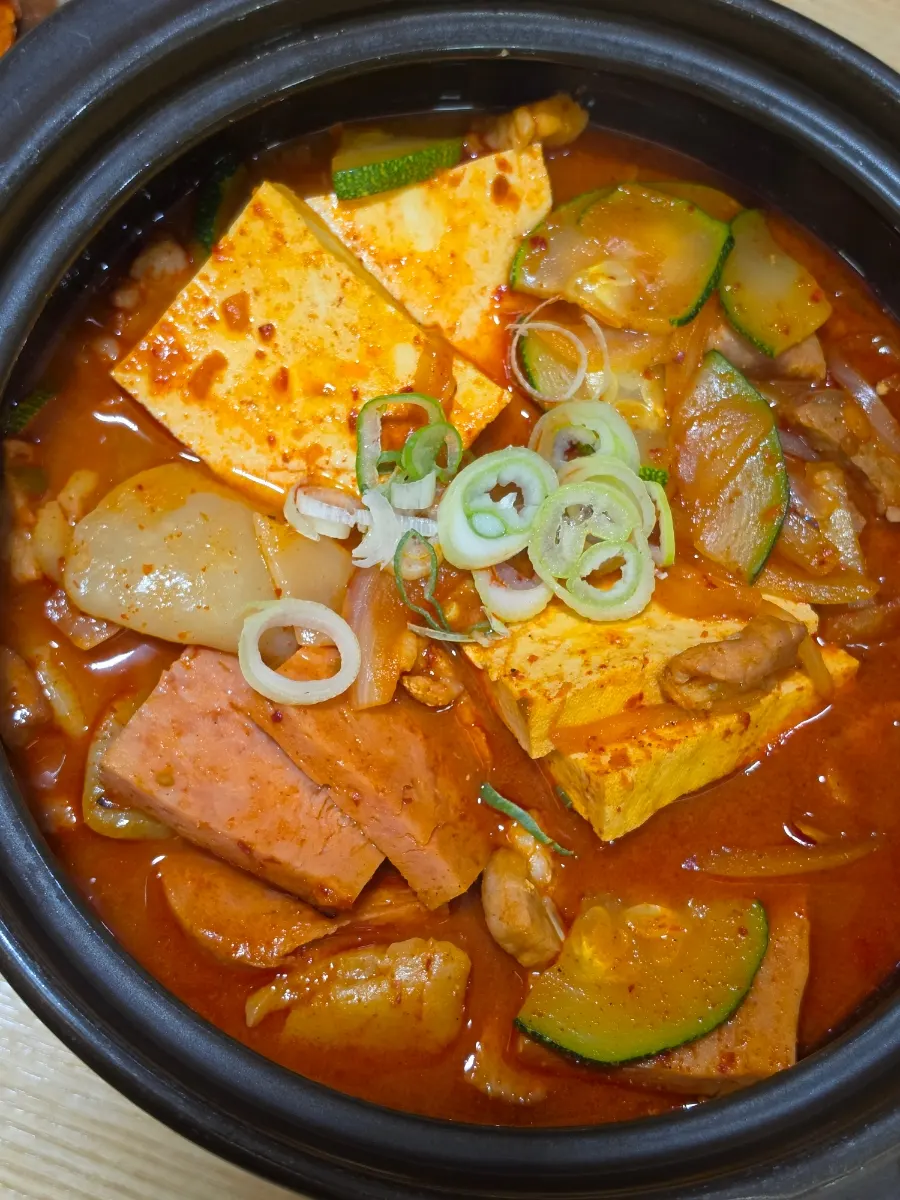 Thick, reduced broth of the pork jjageuli