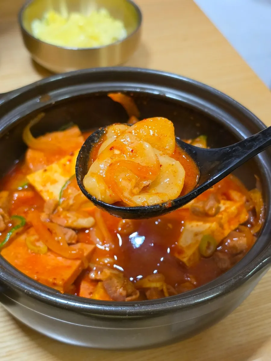 Close-up of the spicy jjageuli broth