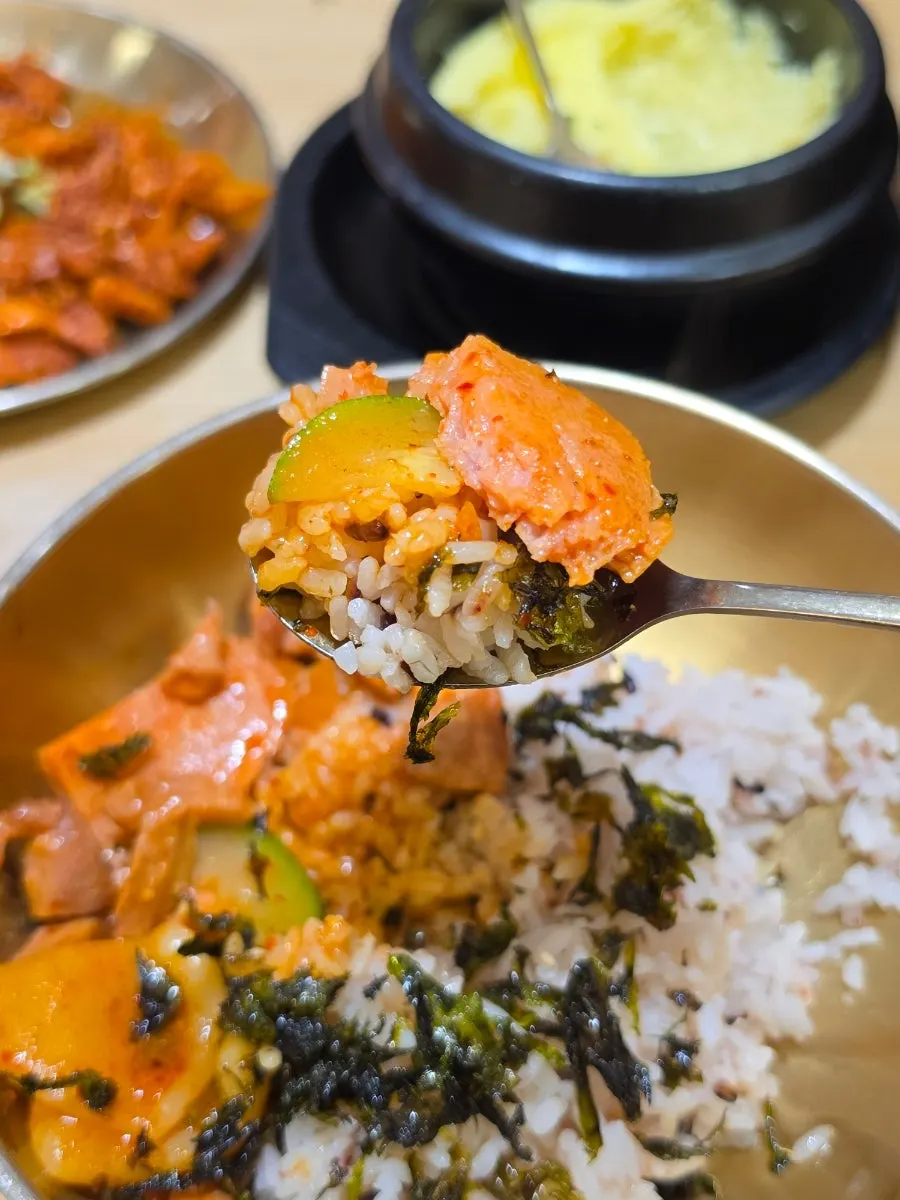 Jjageuli mixed with rice, seaweed flakes, and sesame oil