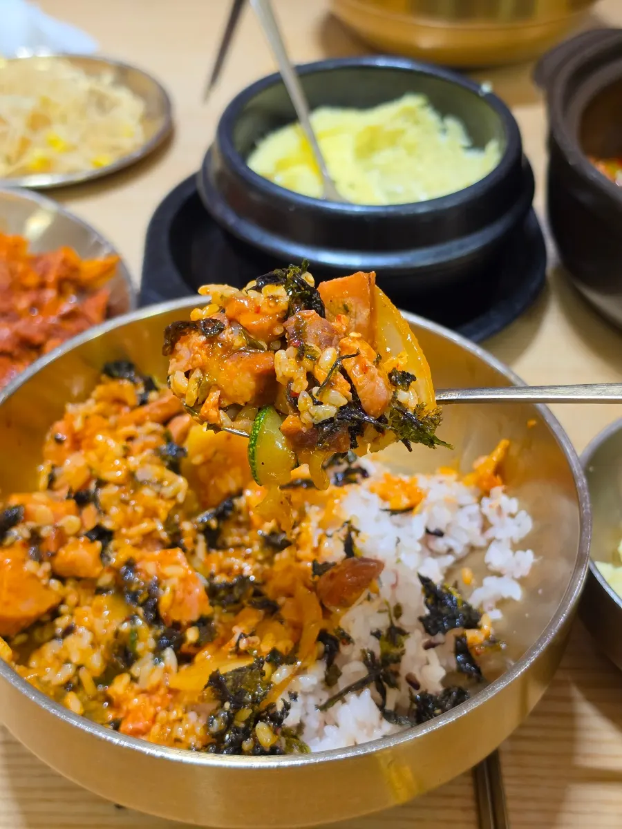 A spoonful of the jjageuli mixed rice