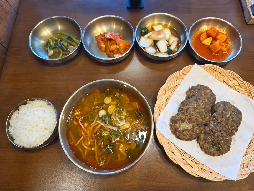 겉절이 김치와 깍두기 등 기본 밑반찬 상차림