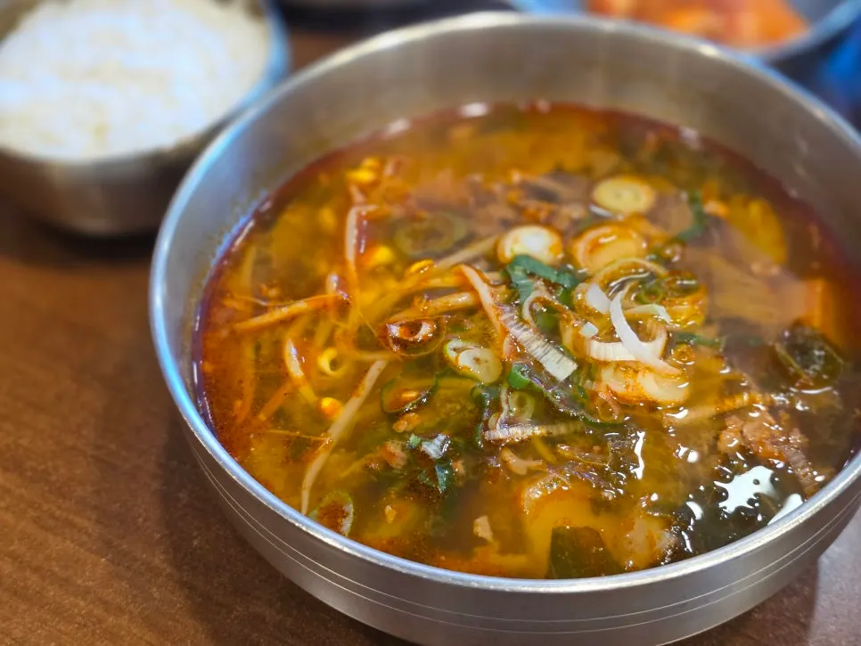 소고기국밥과 밥이 함께 놓인 식사 상차림