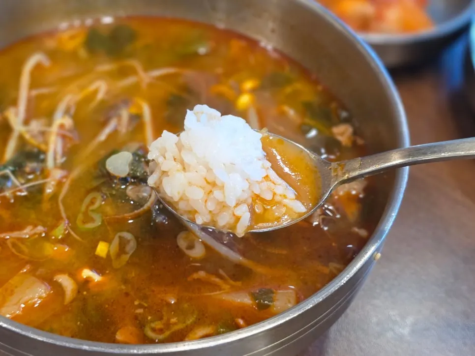 국밥과 반찬이 차려진 테이블 전경