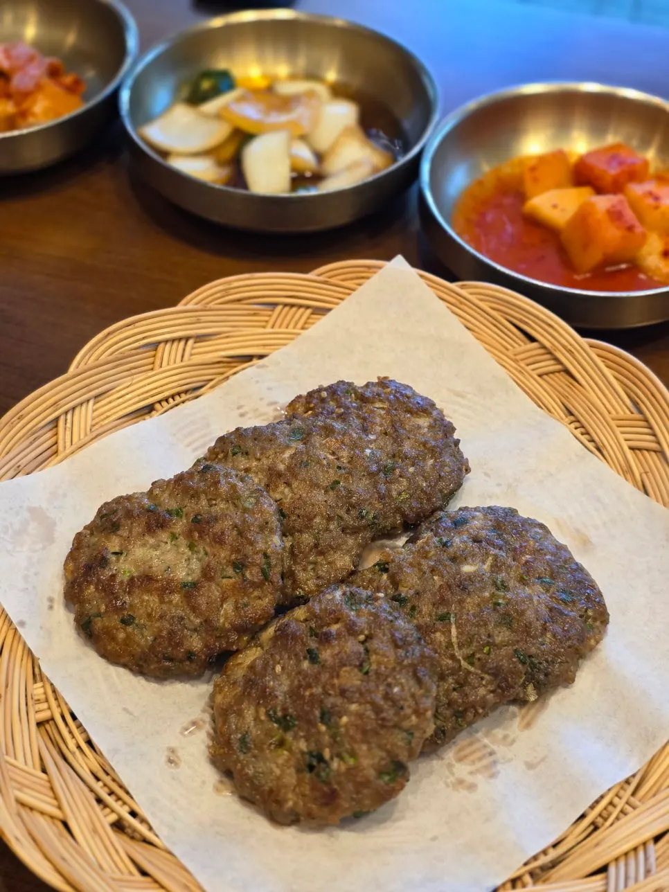 노릇하게 부쳐 나온 수제소고기완자 한 접시