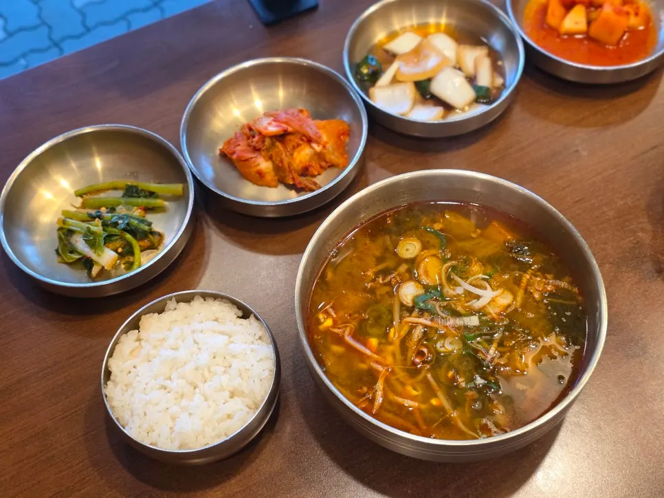 소고기국밥과 수제소고기완자를 함께 놓은 상차림