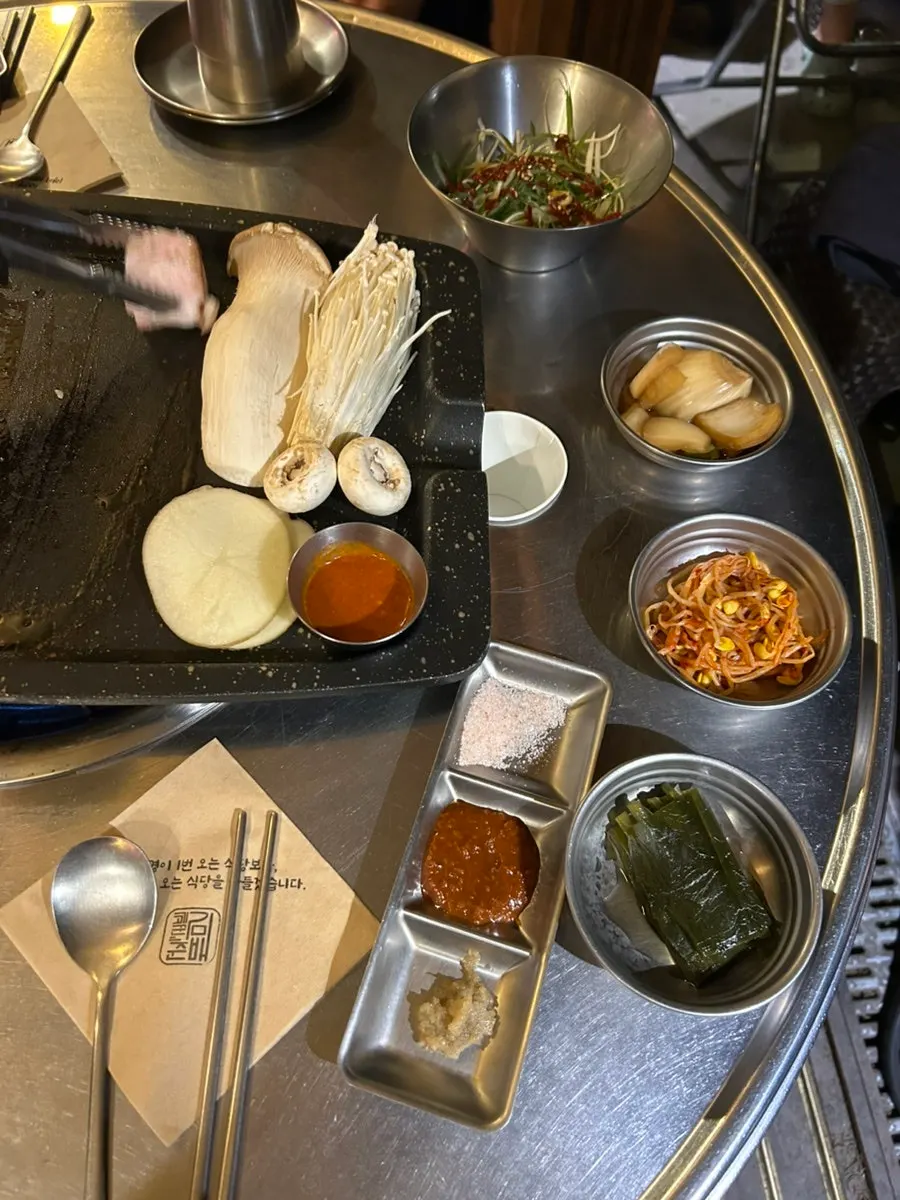 Basic side dishes served with the meat