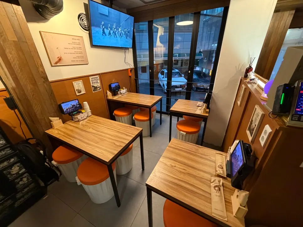 백리곰탕 매장 외부와 주변 골목