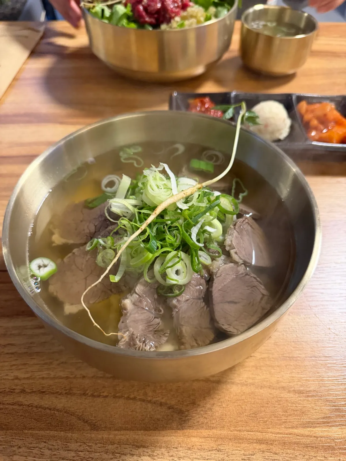 백리곰탕 한우곰탕과 한우간장 육회비빔밥 상차림