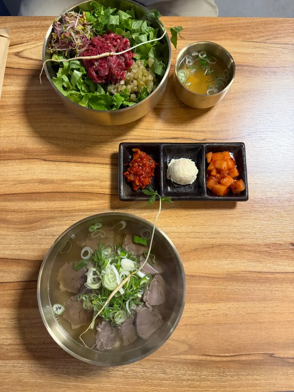 한우가 푸짐하게 올라간 곰탕 클로즈업