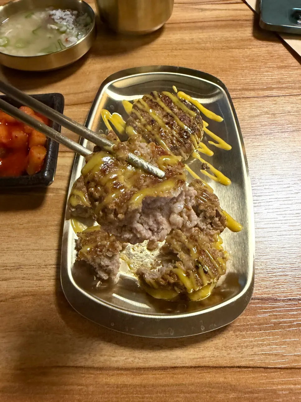 비빈 뒤의 한우간장 육회비빔밥