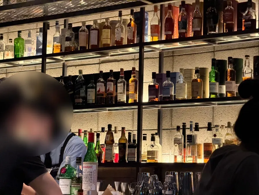 칵테일 설명이 적힌 비터스 메뉴판
