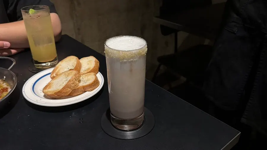 직원 설명과 함께 서빙된 칵테일
