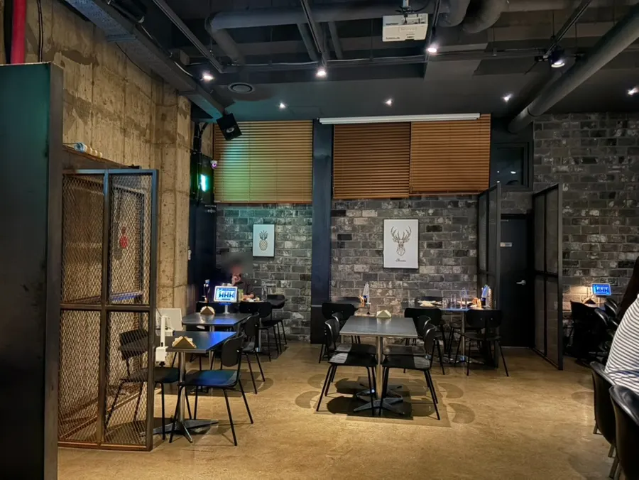 위스키와 잔이 정렬된 비터스 내부