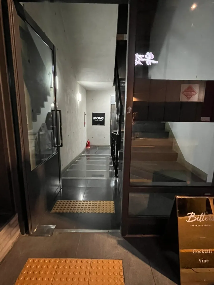 지하에 위치한 비터스 입구