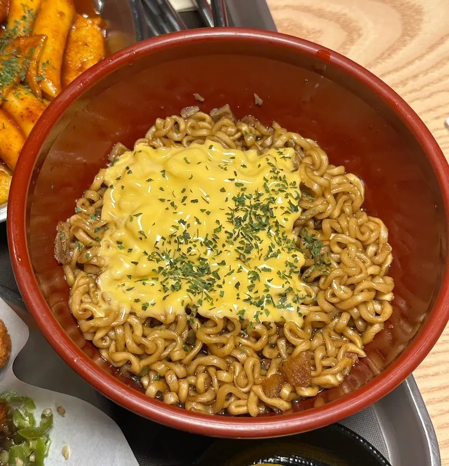 간장 양념이 발린 땡초간장치킨 접시