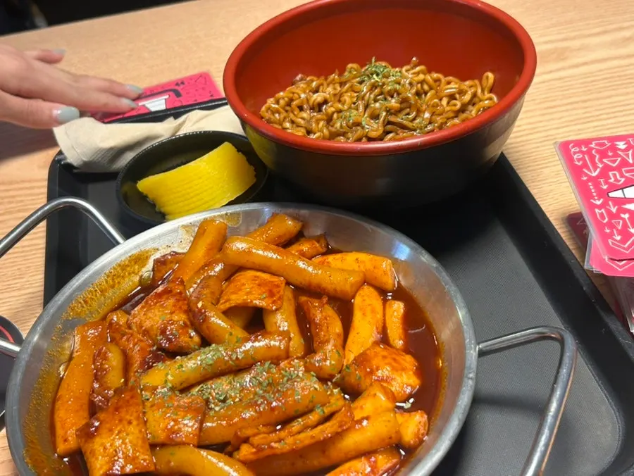 테이블에 차려진 사이드 메뉴들