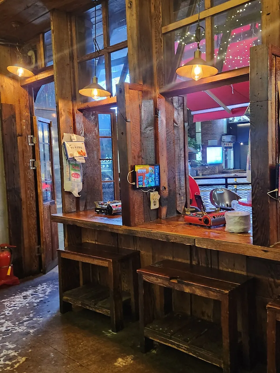 Indoor table seating