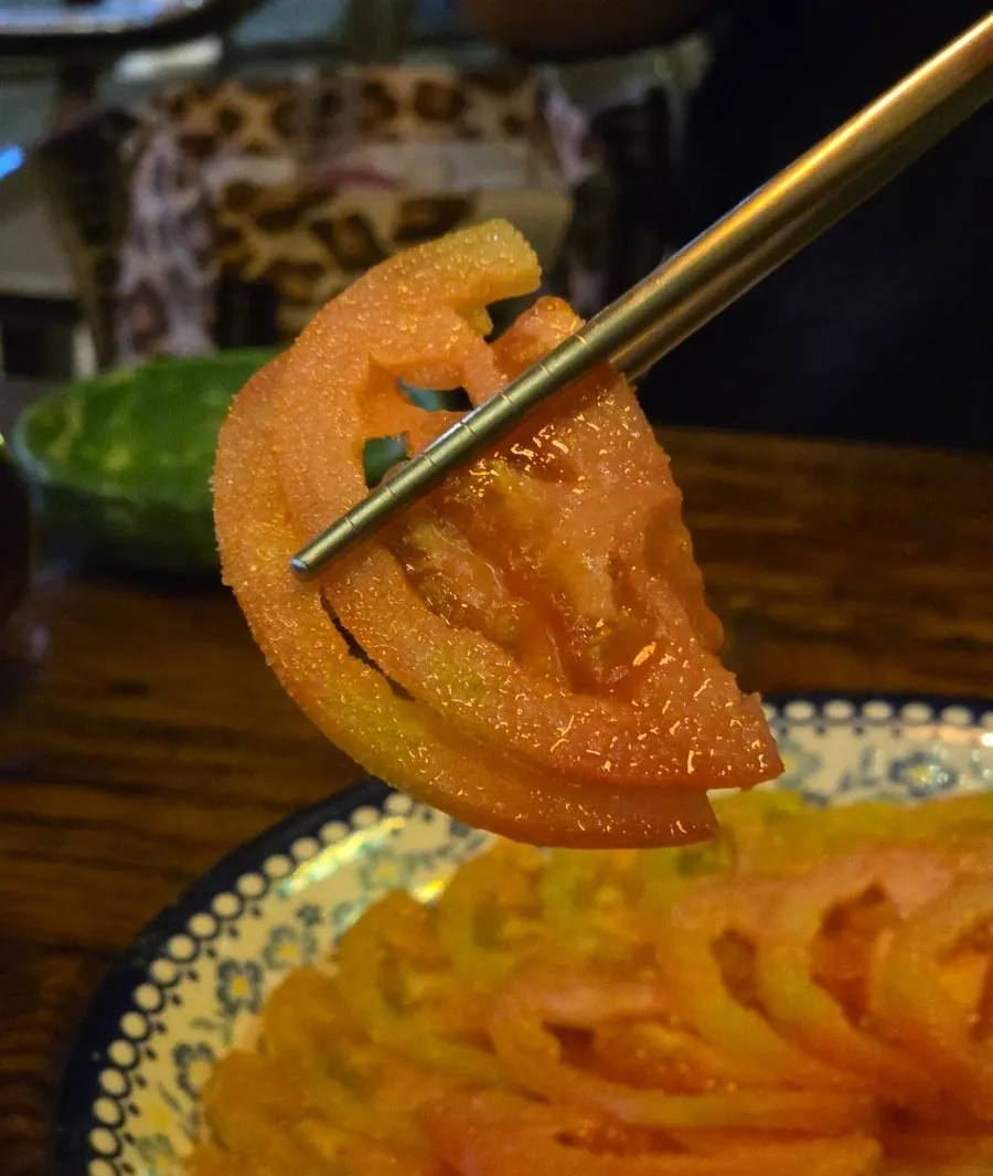 얇게 썬 설탕토마토 한 조각