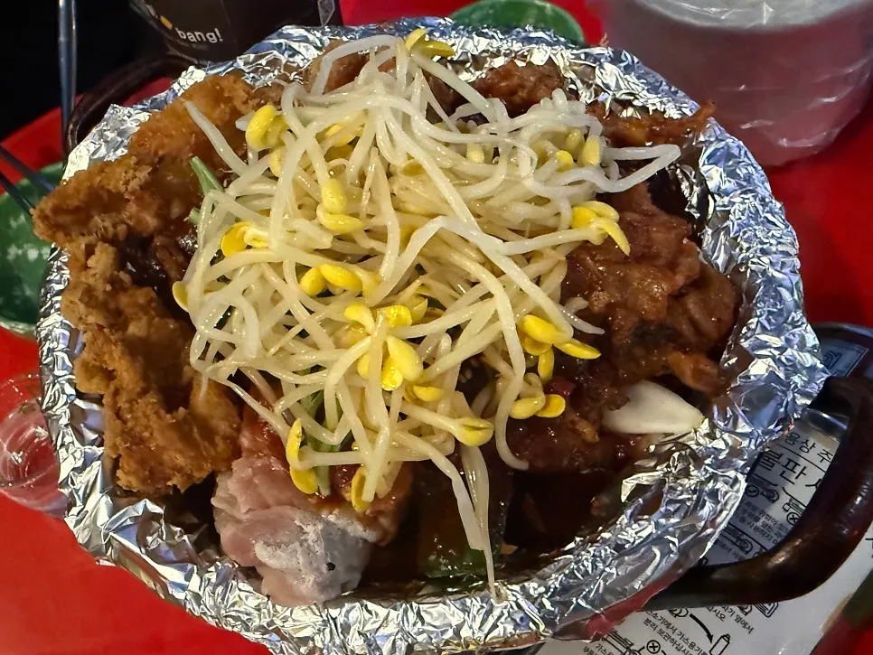 치즈떡과 삼겹살을 추가한 국물닭발