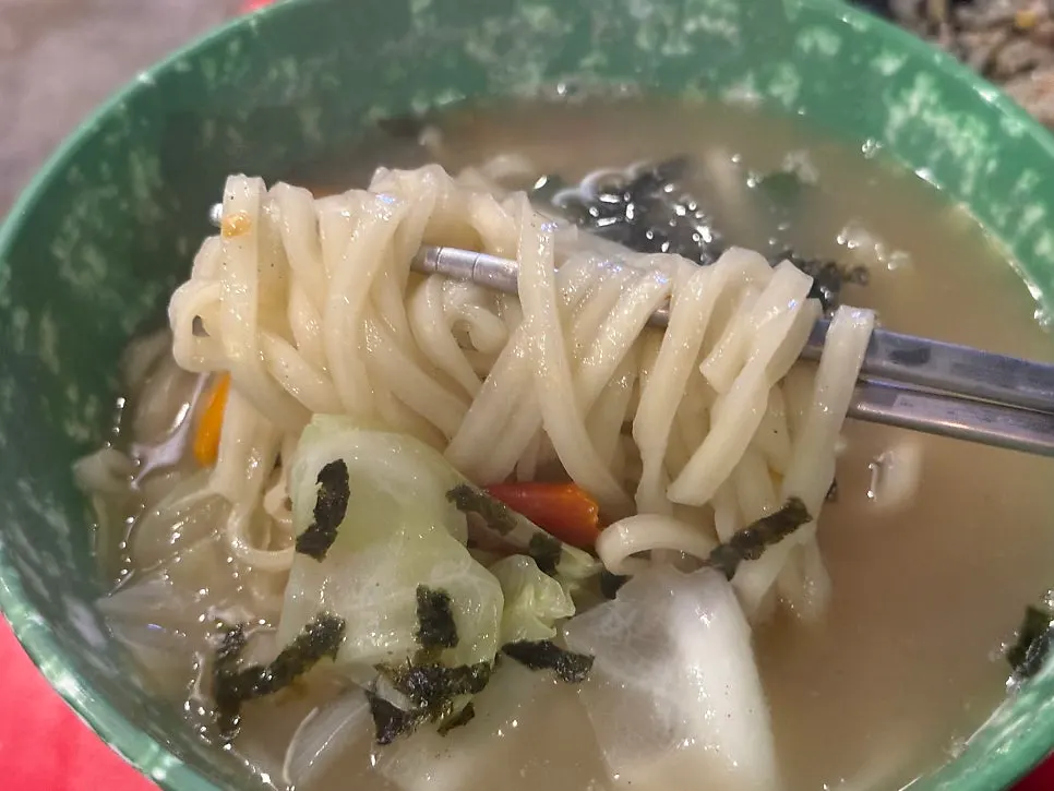 닭발과 함께 먹는 참치마요 주먹밥