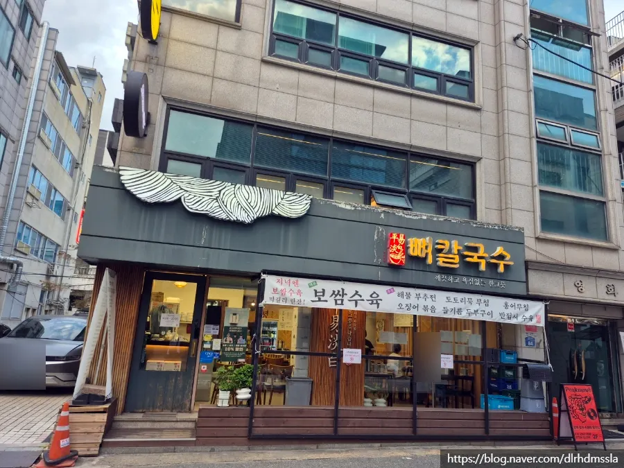 Full table spread of bossam suyuk at Pyeongidambaek Ppyeo Kalguksu
