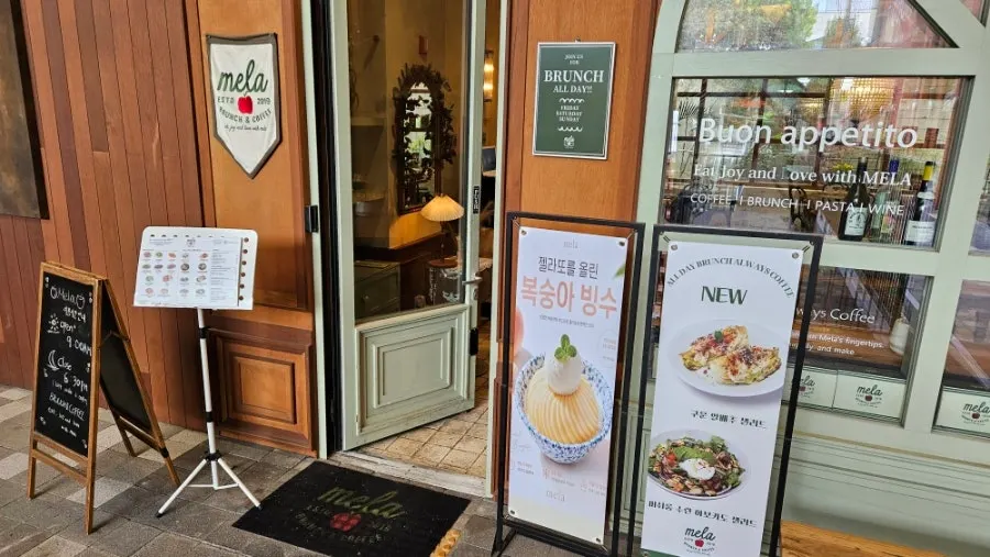 Café atmosphere at MELA Hongdae