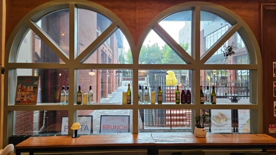 Brunch space for coffee and a meal