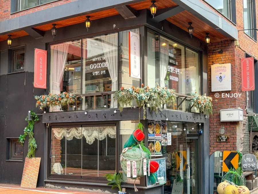 오뗄드꾸뜨 매장 외관과 연남동 골목