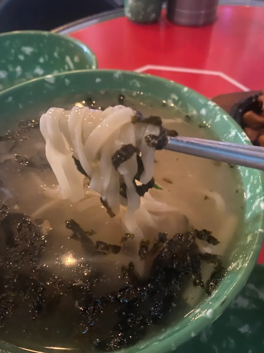 국물 넉넉한 포차 칼국수 한 그릇