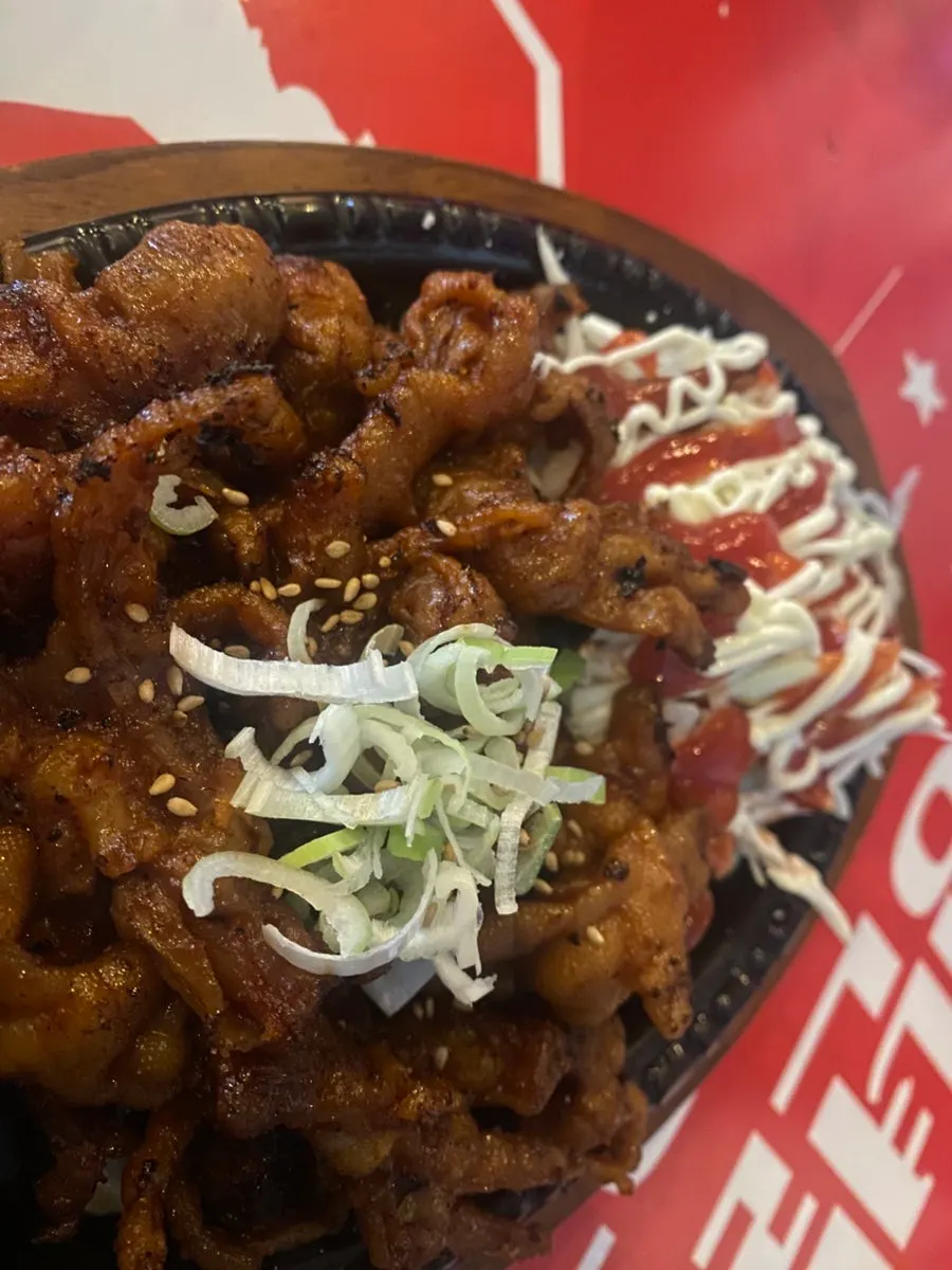 접시에 담긴 숯불 닭발