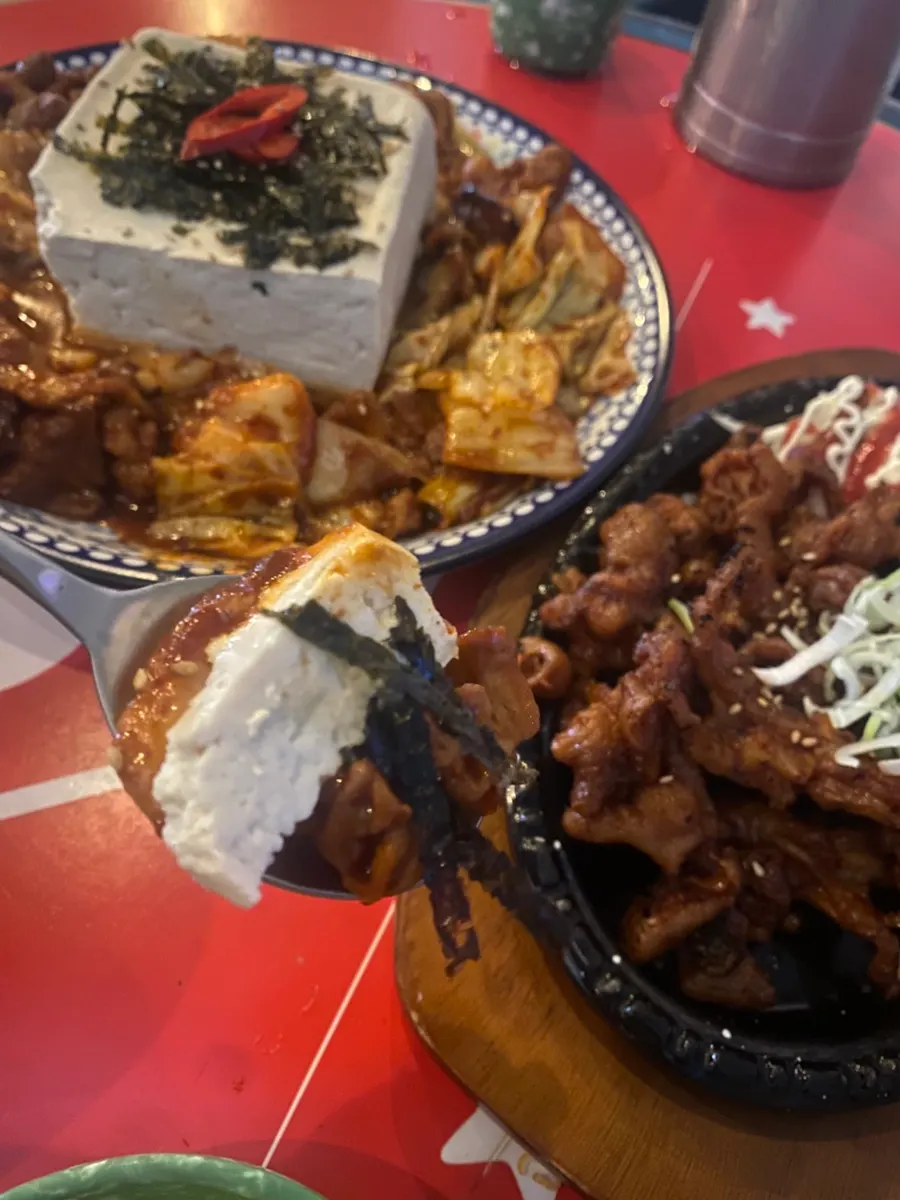 두부에 제육과 김치를 올린 한 숟갈