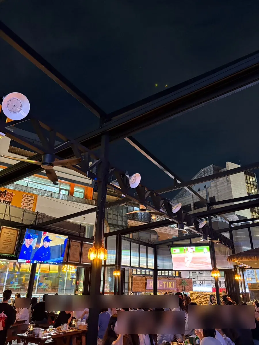 Hongdae bar suited to visiting with friends