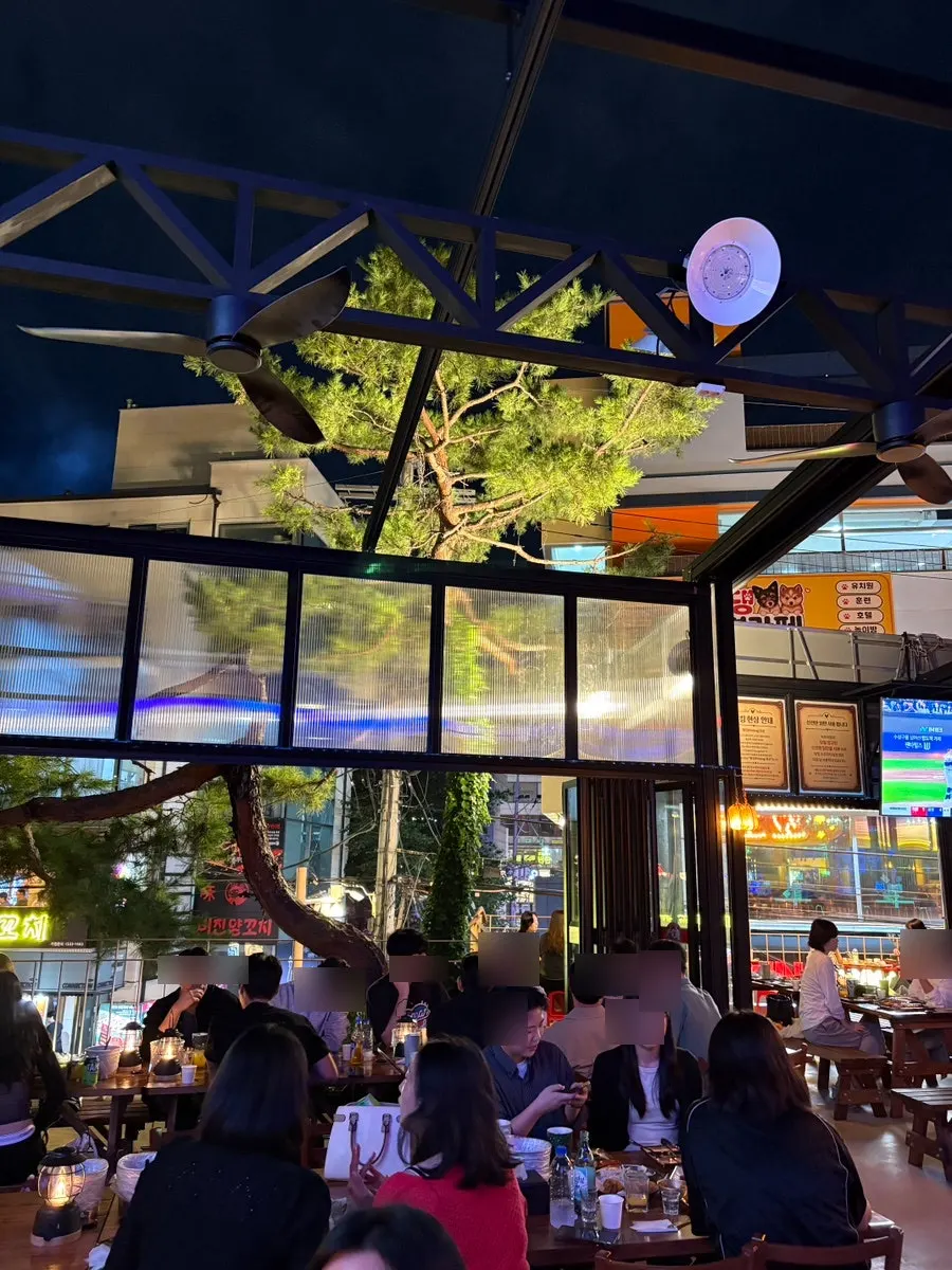 Hongdae outdoor-bar-style drinking space