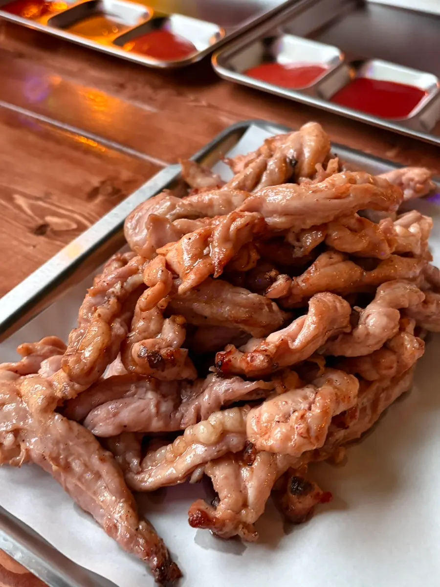Charcoal-grilled chicken that highlights its natural flavor