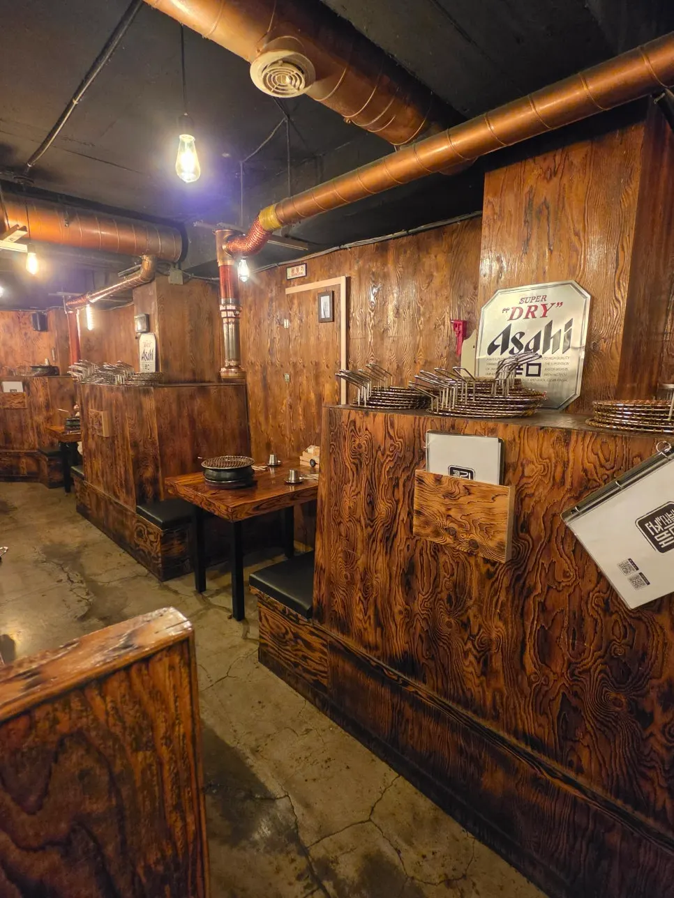 Two-person and four-person restaurant tables