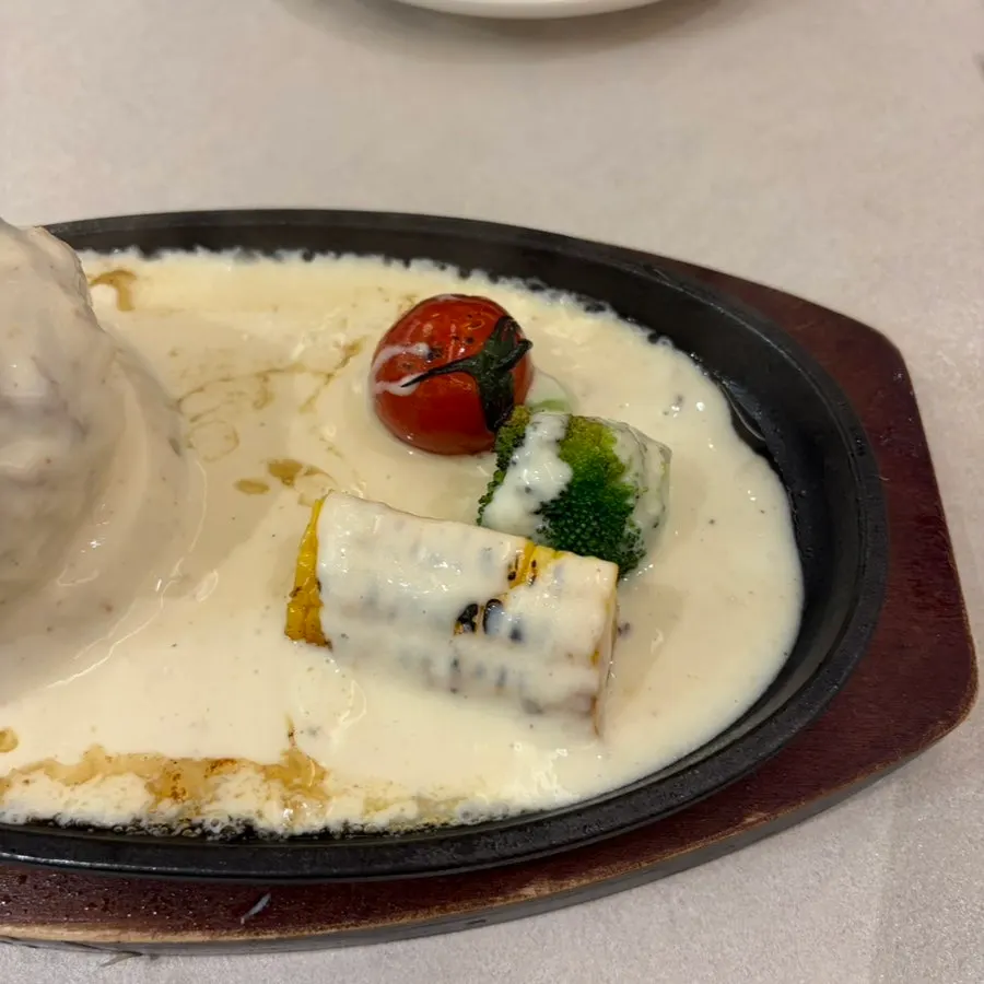 따뜻한 소스를 뿌린 철판치즈카츠
