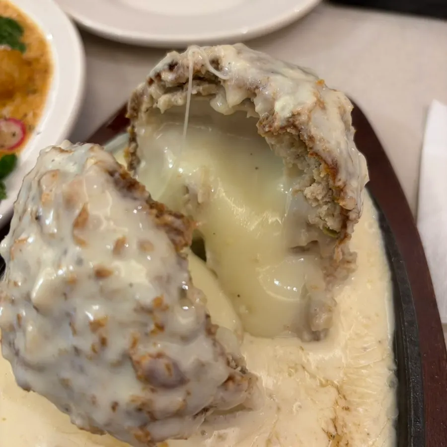 치즈 소스가 듬뿍 올려진 철판치즈카츠