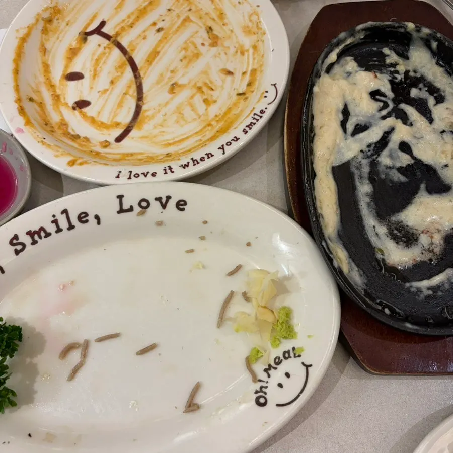 식사를 마친 뒤 비운 접시