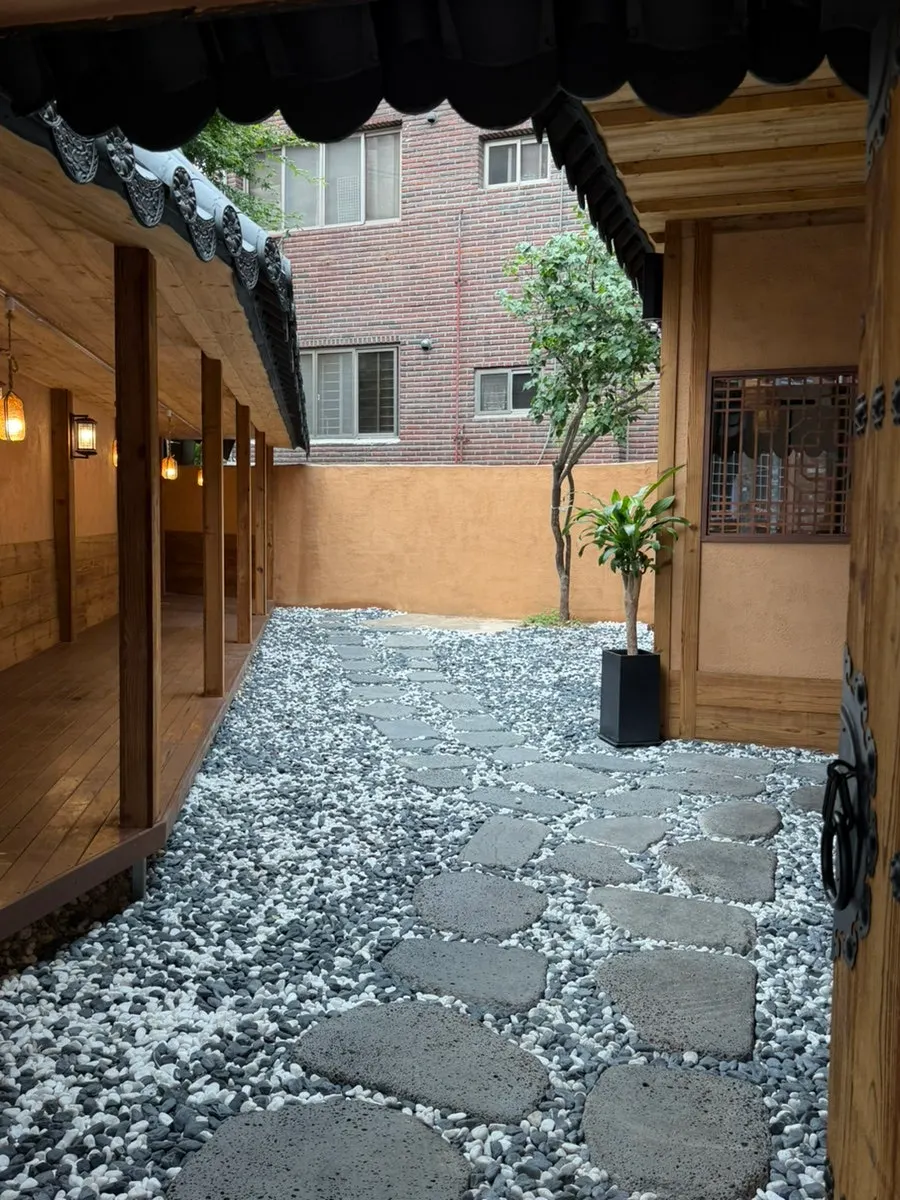 The area around Anok's entrance